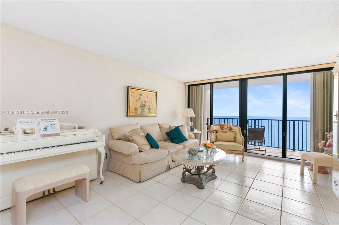 Недавно продано: $499,000 (1 спален, 2 ванн, 980 Квадратных фут)