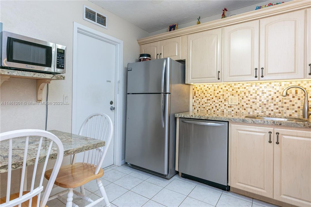 Недавно продано: $499,000 (1 спален, 2 ванн, 980 Квадратных фут)