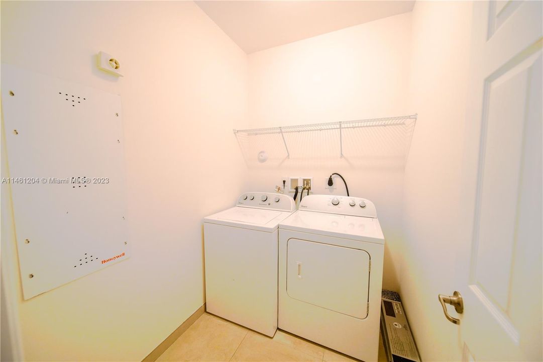 Recently Rented: $3,899 (3 beds, 3 baths, 2206 Square Feet)