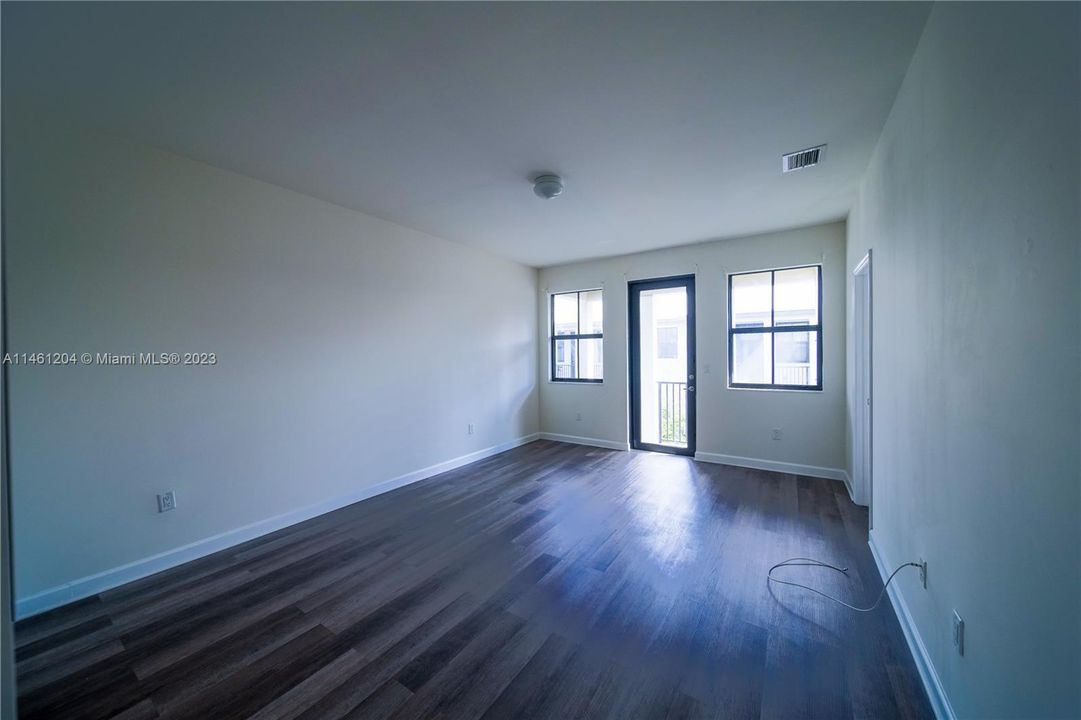 Recently Rented: $3,899 (3 beds, 3 baths, 2206 Square Feet)