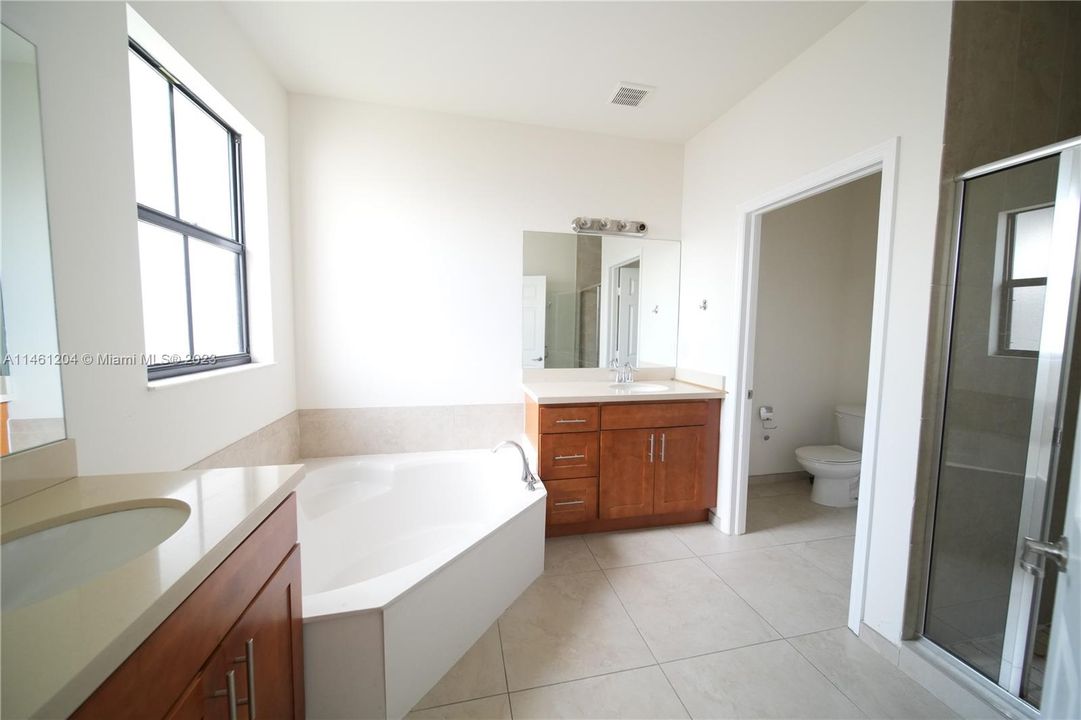 Recently Rented: $3,899 (3 beds, 3 baths, 2206 Square Feet)