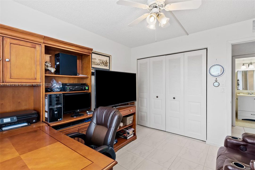 Active With Contract: $165,000 (2 beds, 2 baths, 1005 Square Feet)