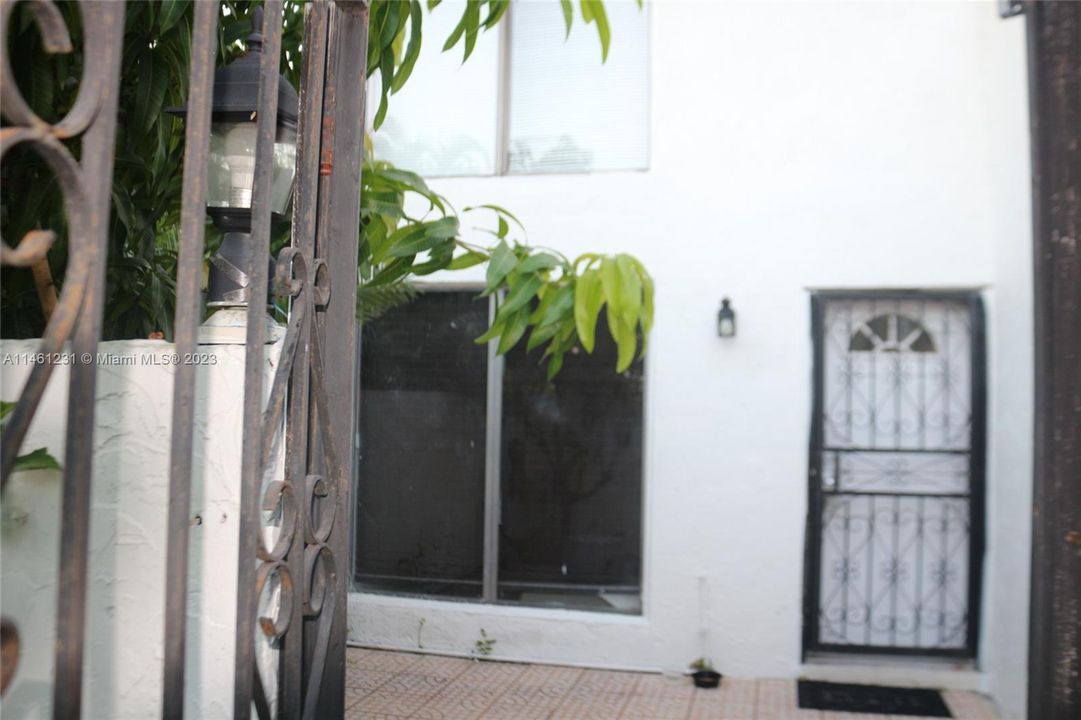 Recently Rented: $3,000 (4 beds, 2 baths, 1378 Square Feet)