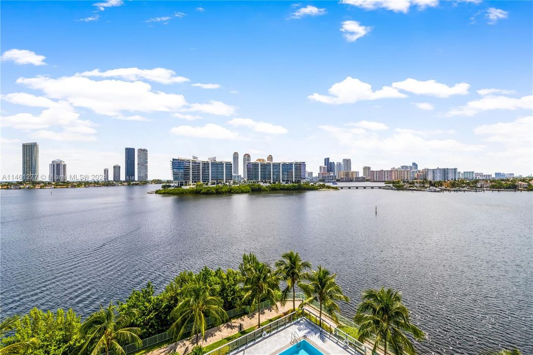 Recently Sold: $2,495,000 (3 beds, 4 baths, 2942 Square Feet)