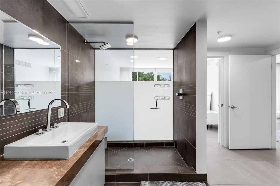 Recently Sold: $535,000 (1 beds, 1 baths, 721 Square Feet)