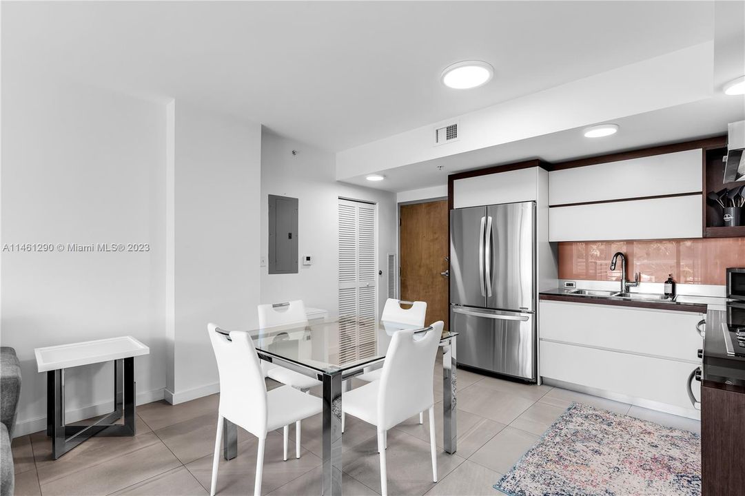 Recently Sold: $535,000 (1 beds, 1 baths, 721 Square Feet)
