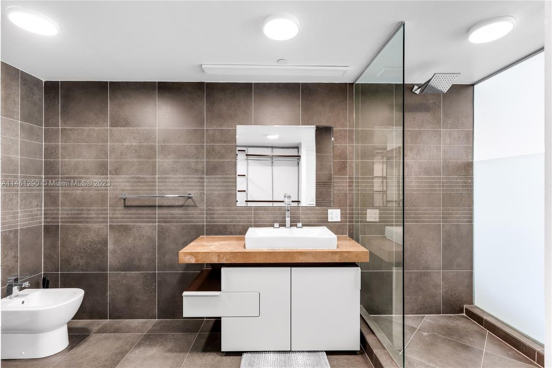 Recently Sold: $535,000 (1 beds, 1 baths, 721 Square Feet)