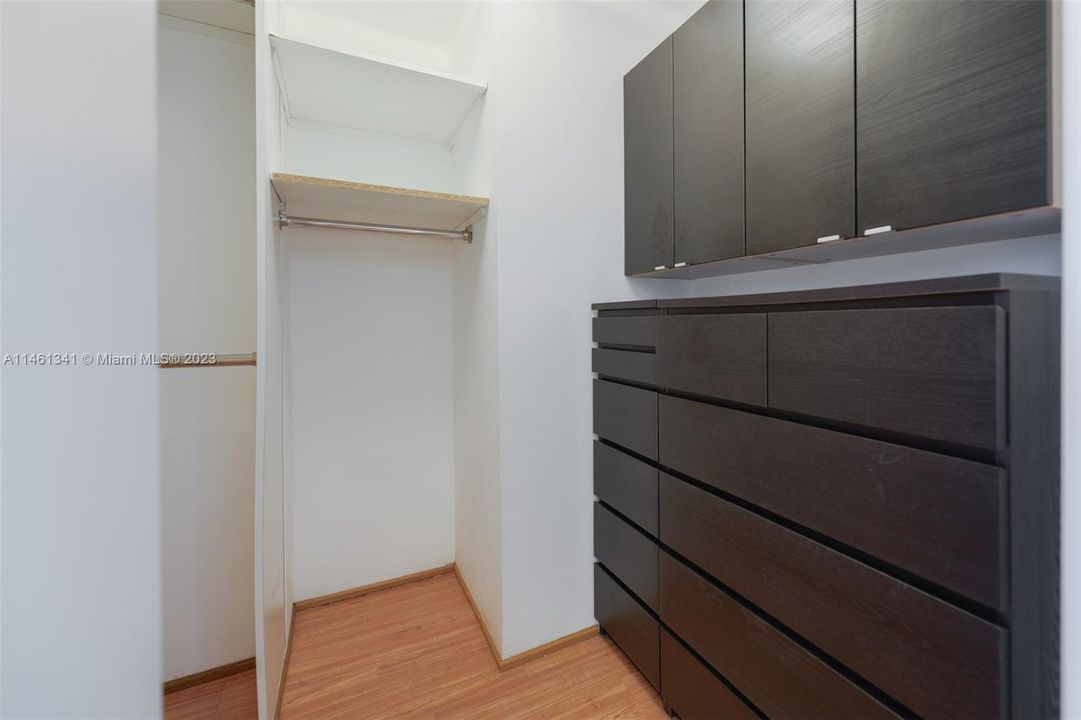 Recently Sold: $239,900 (1 beds, 1 baths, 1005 Square Feet)