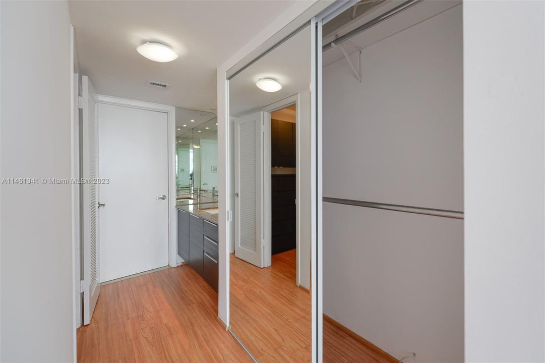 Recently Sold: $239,900 (1 beds, 1 baths, 1005 Square Feet)