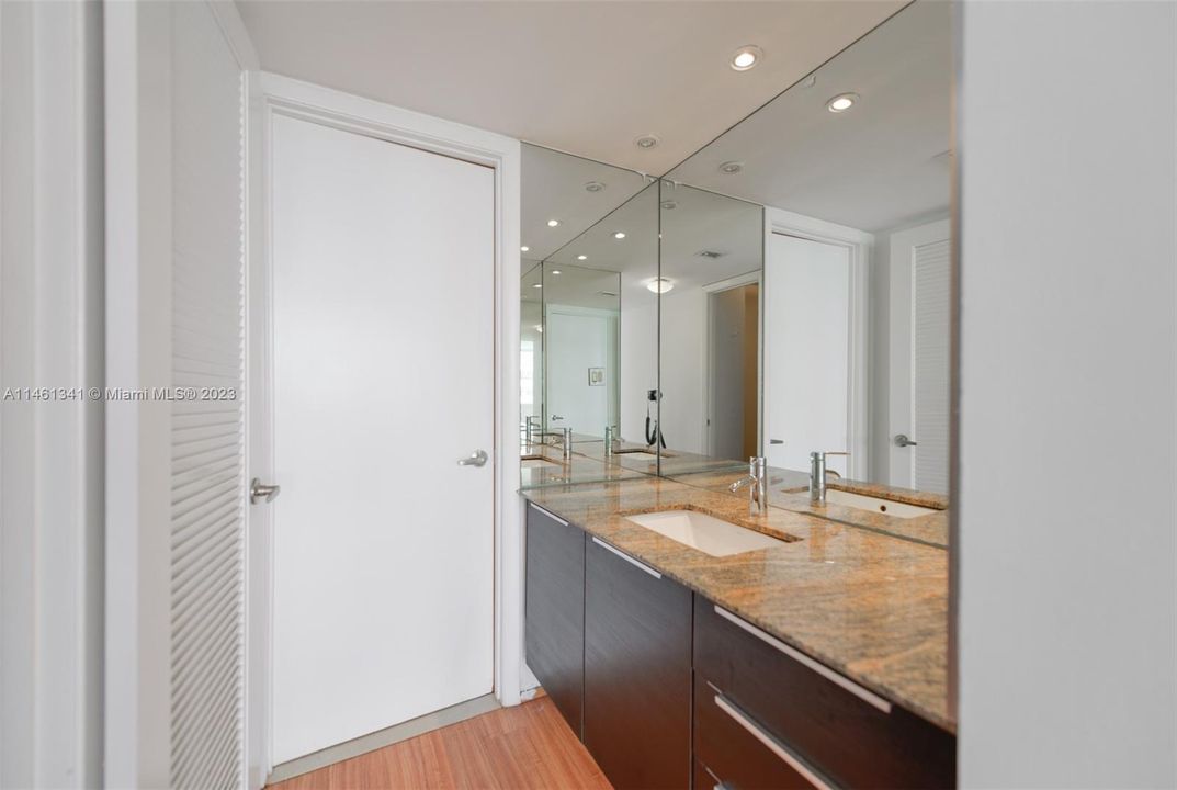 Recently Sold: $239,900 (1 beds, 1 baths, 1005 Square Feet)