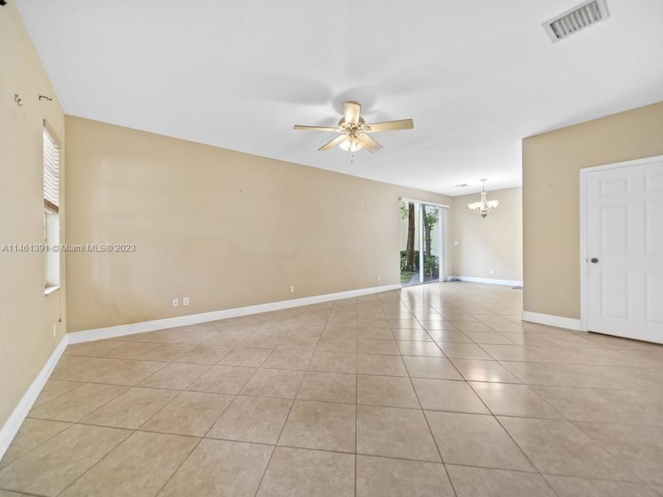 Recently Sold: $300,000 (3 beds, 2 baths, 1582 Square Feet)