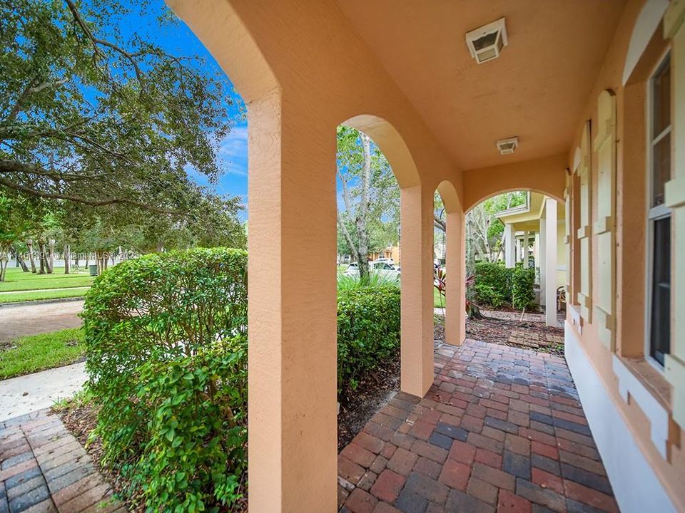 Recently Sold: $300,000 (3 beds, 2 baths, 1582 Square Feet)