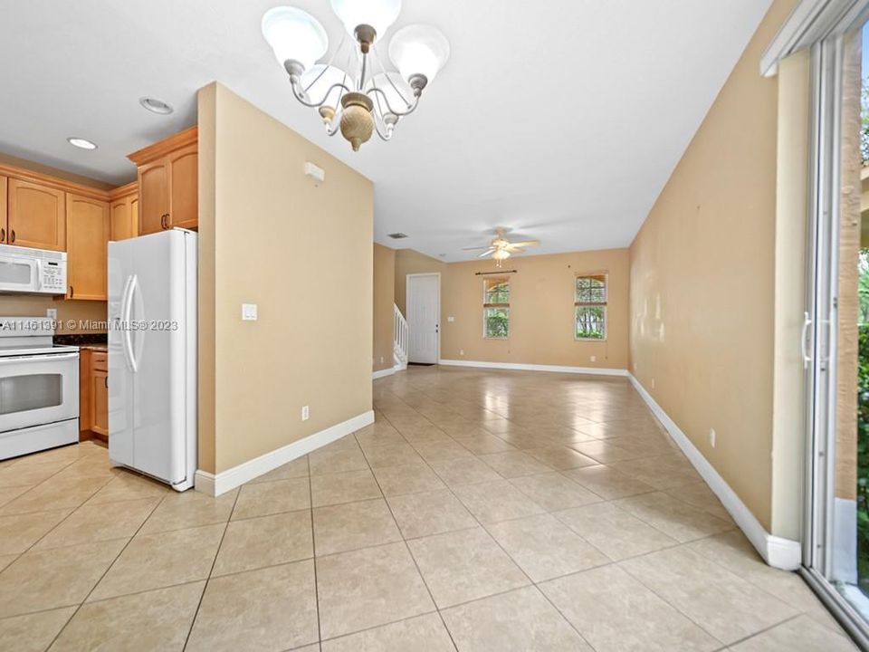 Recently Sold: $300,000 (3 beds, 2 baths, 1582 Square Feet)