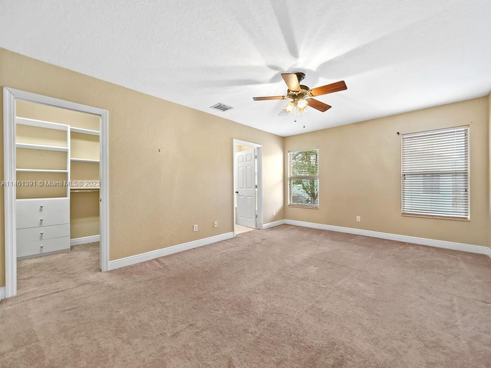 Recently Sold: $300,000 (3 beds, 2 baths, 1582 Square Feet)