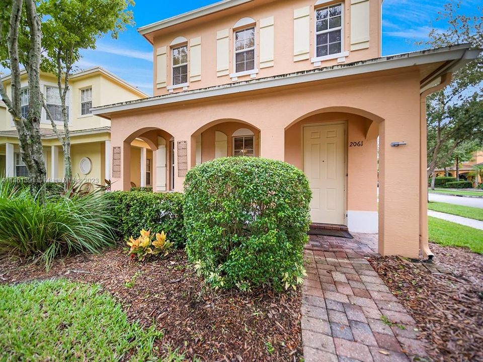 Recently Sold: $300,000 (3 beds, 2 baths, 1582 Square Feet)