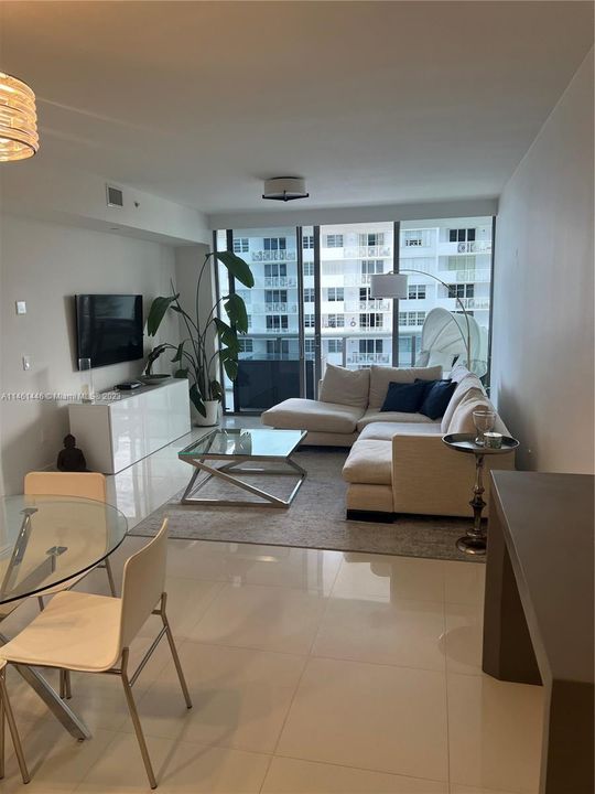 Recently Rented: $5,000 (1 beds, 1 baths, 833 Square Feet)