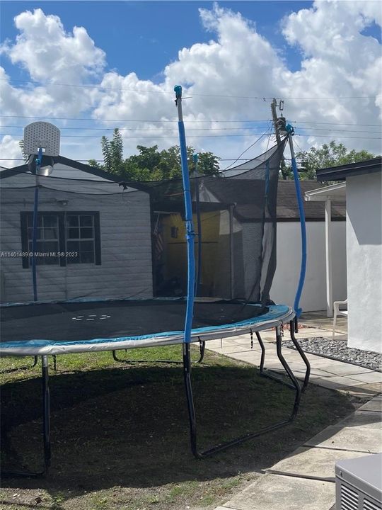 最近售出: $475,000 (3 贝兹, 1 浴室, 1363 平方英尺)