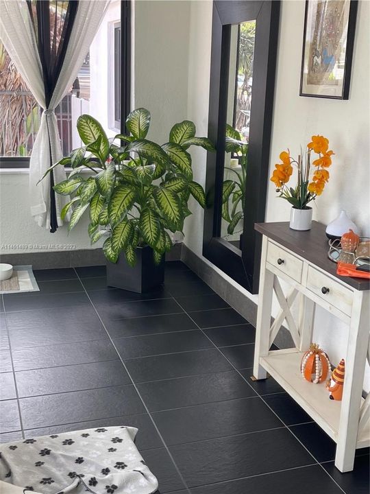 最近售出: $475,000 (3 贝兹, 1 浴室, 1363 平方英尺)