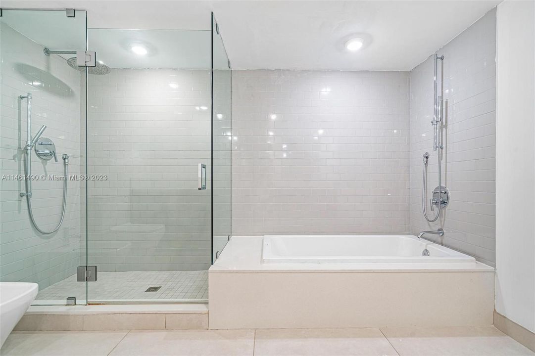 最近售出: $680,000 (2 贝兹, 2 浴室, 1246 平方英尺)