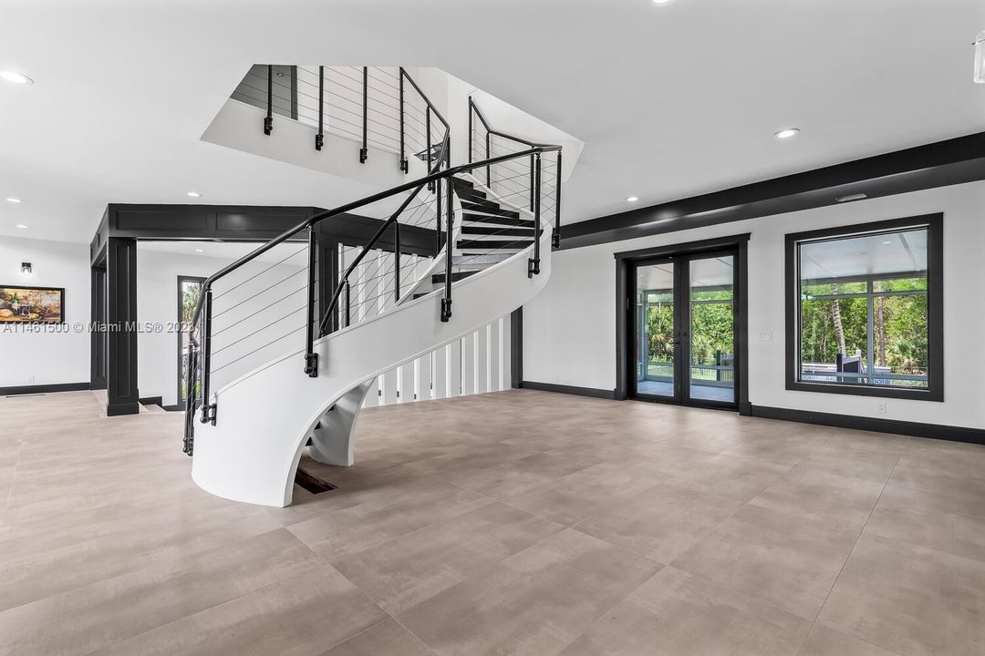 Recently Sold: $2,000,000 (5 beds, 4 baths, 4816 Square Feet)