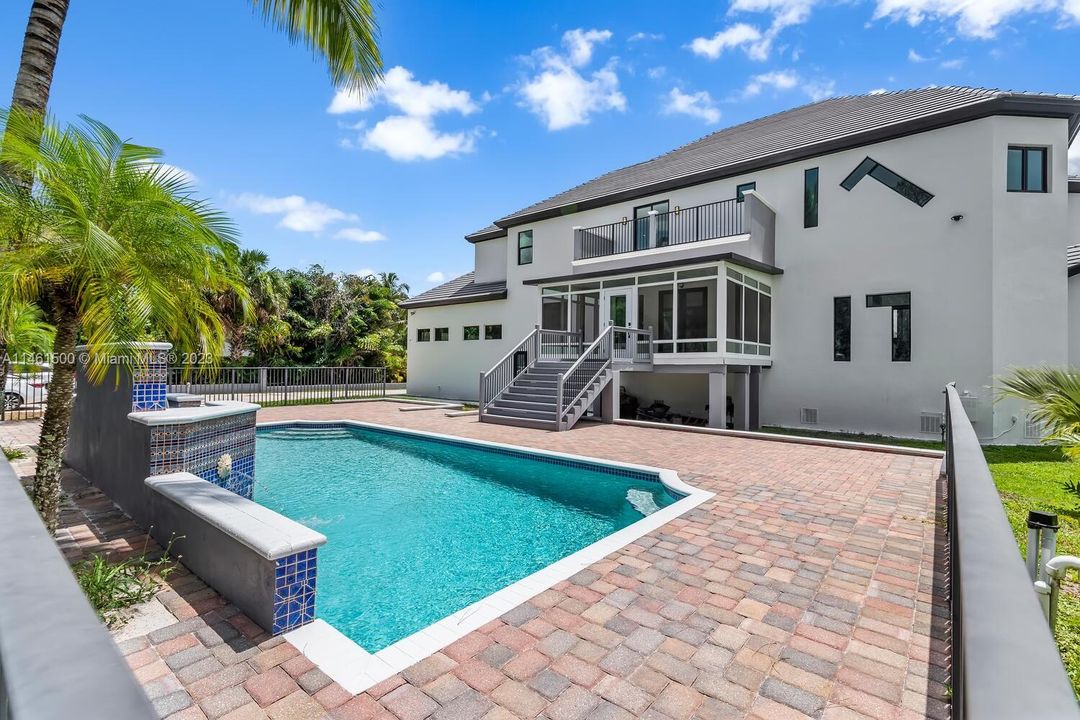 Recently Sold: $2,000,000 (5 beds, 4 baths, 4816 Square Feet)