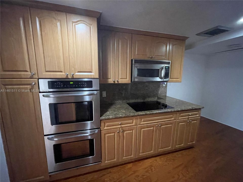 Recently Rented: $3,400 (2 beds, 2 baths, 1560 Square Feet)