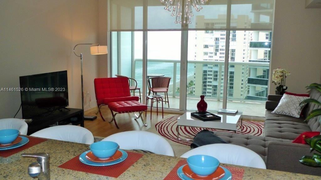 For Rent: $3,800 (1 beds, 1 baths, 811 Square Feet)