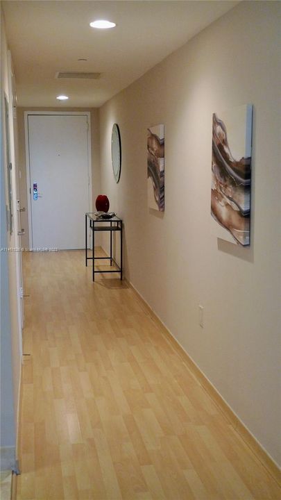 For Rent: $3,800 (1 beds, 1 baths, 811 Square Feet)