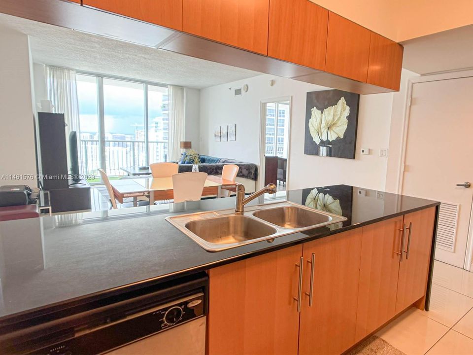 Recently Rented: $2,830 (1 beds, 1 baths, 791 Square Feet)