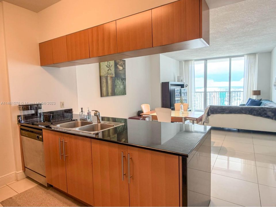 Recently Rented: $2,830 (1 beds, 1 baths, 791 Square Feet)