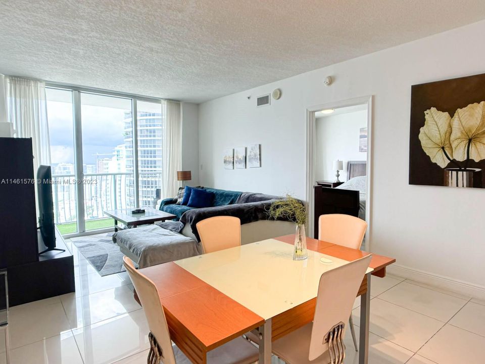 Recently Rented: $2,830 (1 beds, 1 baths, 791 Square Feet)