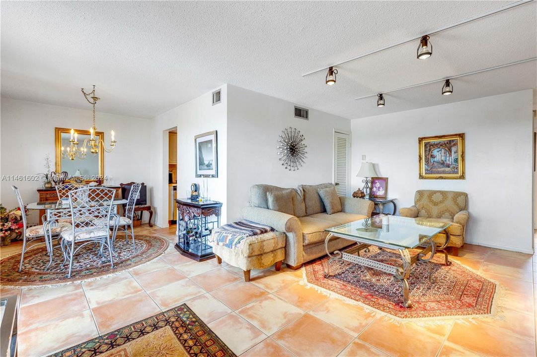 最近售出: $199,000 (1 贝兹, 1 浴室, 850 平方英尺)