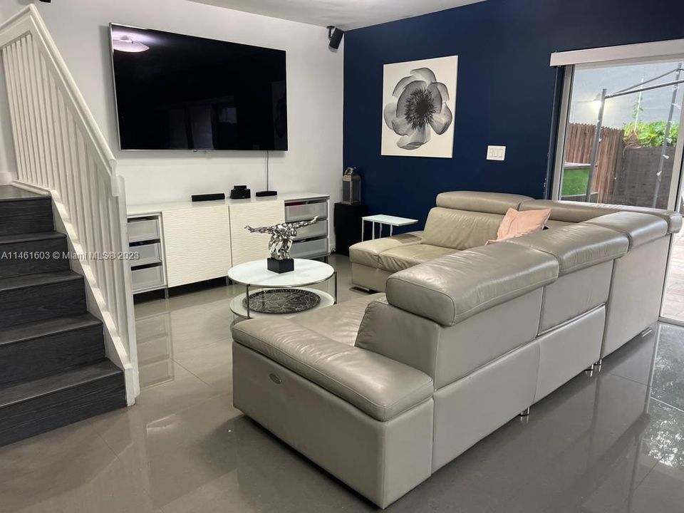 Recently Rented: $3,500 (3 beds, 2 baths, 1533 Square Feet)