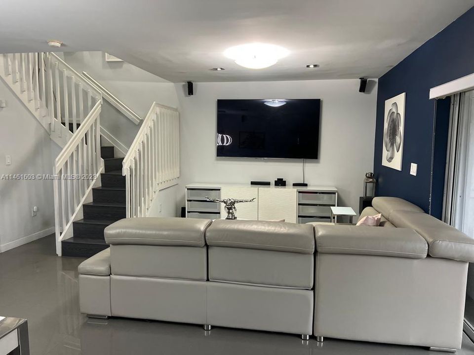 Recently Rented: $3,500 (3 beds, 2 baths, 1533 Square Feet)