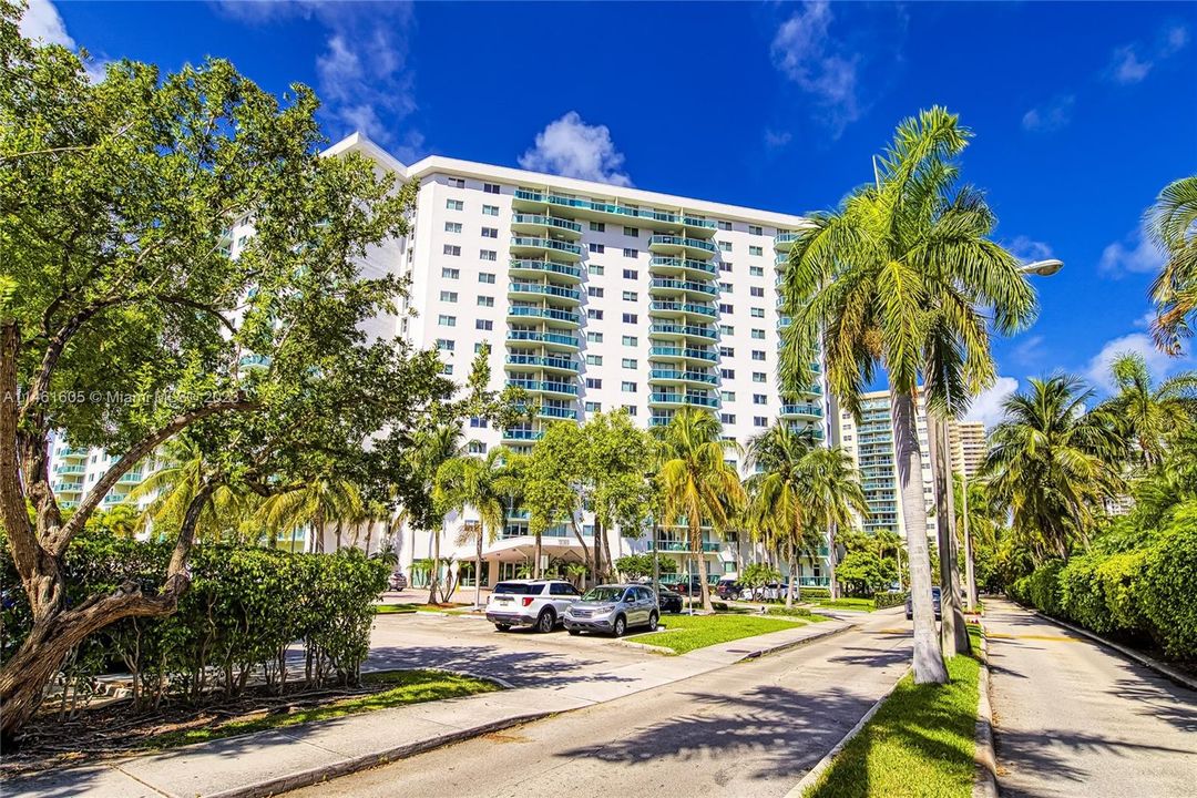 Recently Rented: $2,200 (1 beds, 1 baths, 1005 Square Feet)