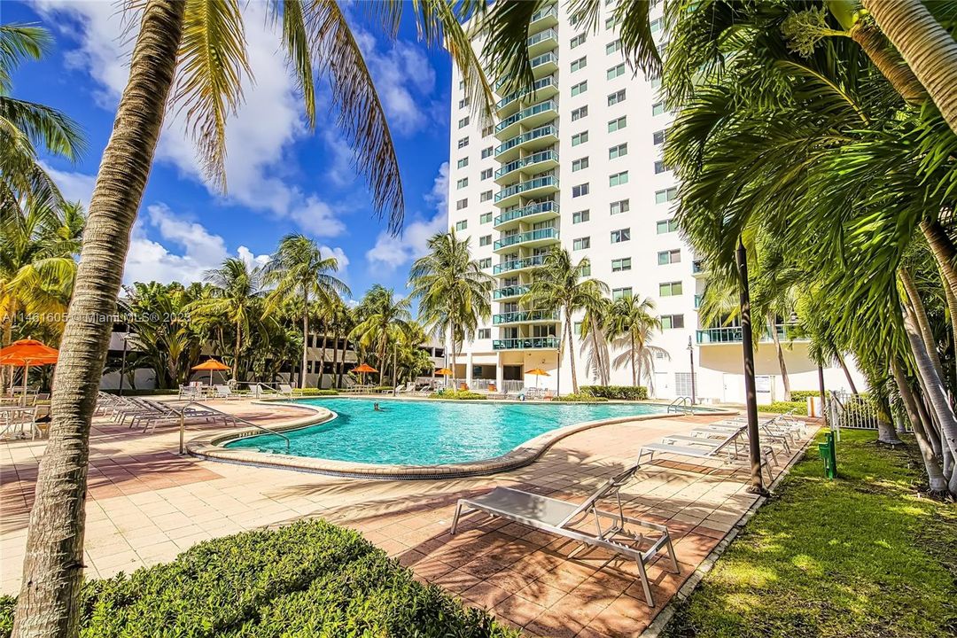 Recently Rented: $2,200 (1 beds, 1 baths, 1005 Square Feet)