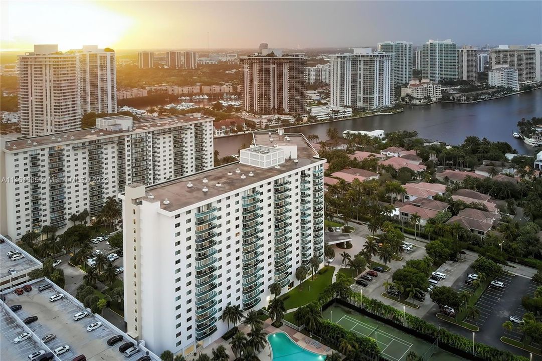 Recently Rented: $2,200 (1 beds, 1 baths, 1005 Square Feet)