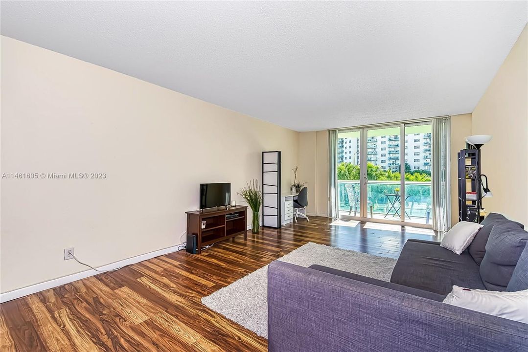 Recently Rented: $2,200 (1 beds, 1 baths, 1005 Square Feet)