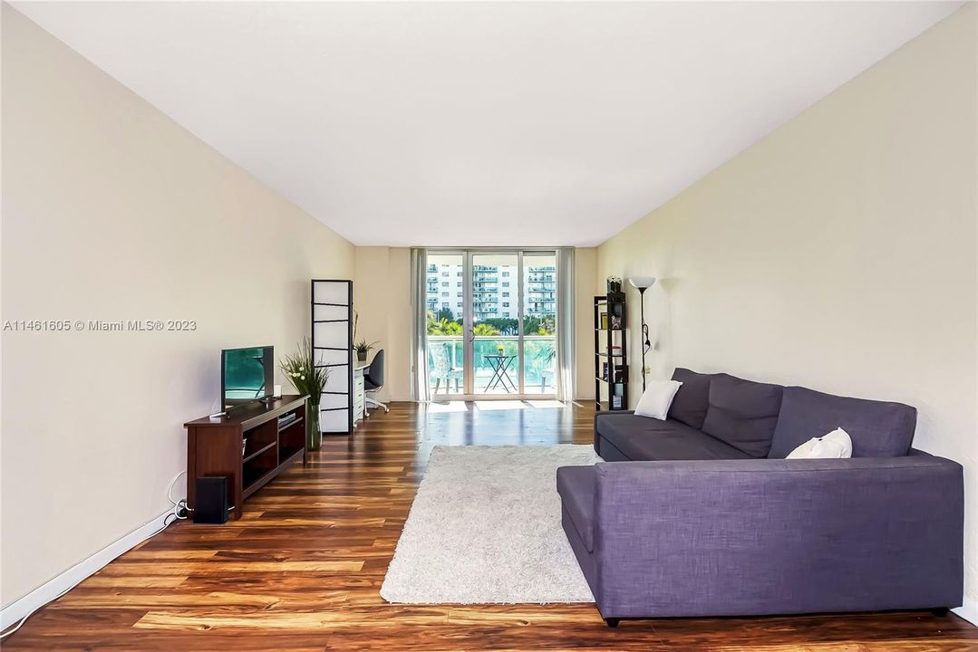 Recently Rented: $2,200 (1 beds, 1 baths, 1005 Square Feet)