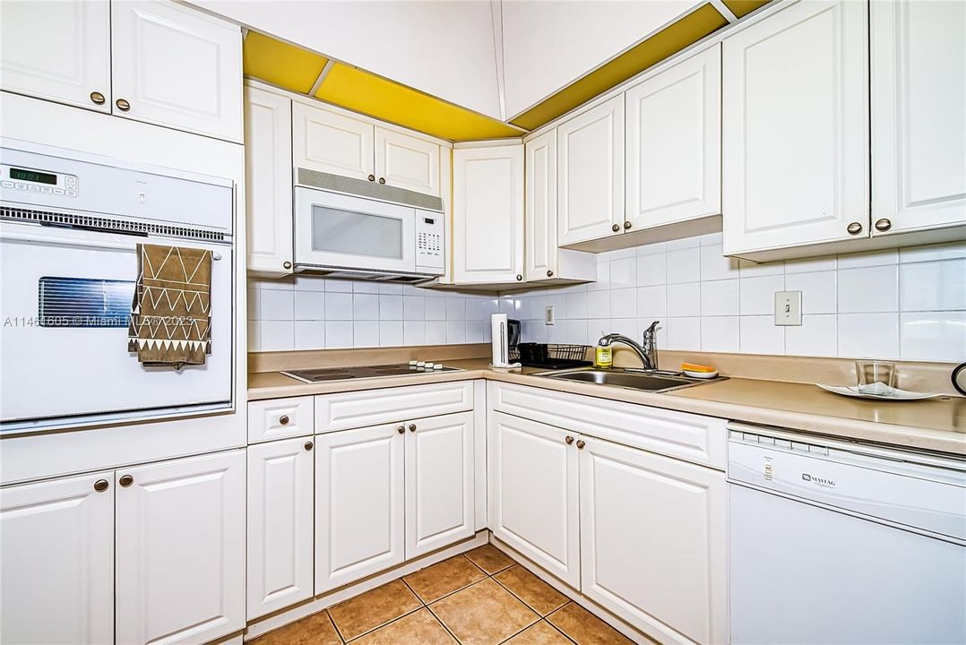 Recently Rented: $2,200 (1 beds, 1 baths, 1005 Square Feet)