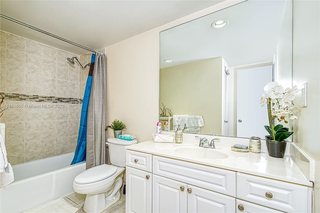 Recently Rented: $2,200 (1 beds, 1 baths, 1005 Square Feet)