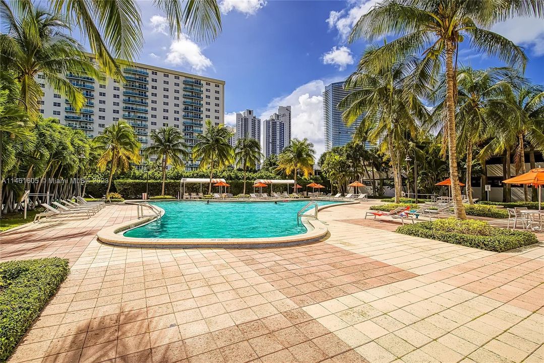 Recently Rented: $2,200 (1 beds, 1 baths, 1005 Square Feet)