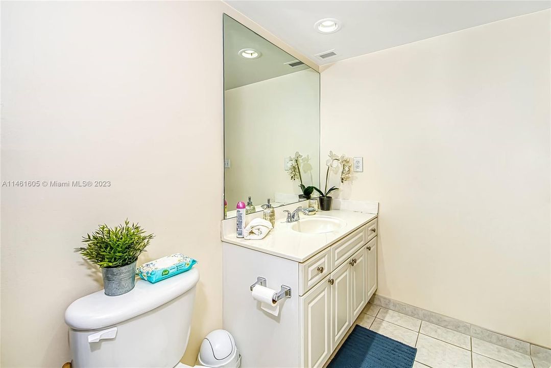 Recently Rented: $2,200 (1 beds, 1 baths, 1005 Square Feet)