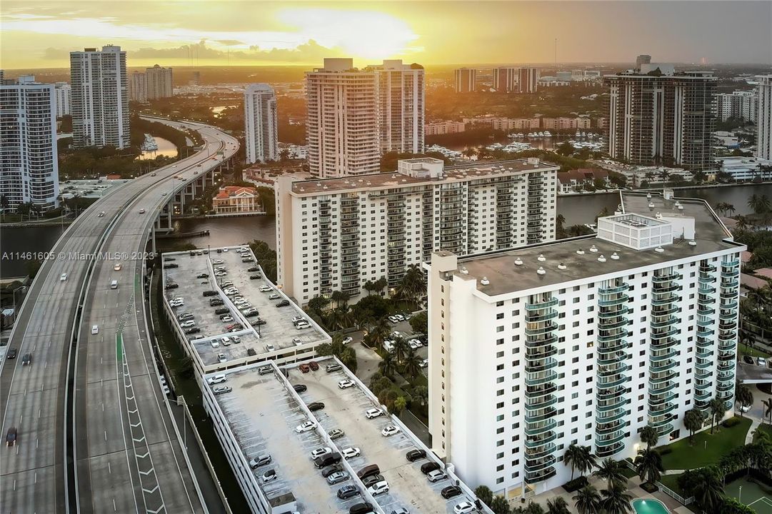 Recently Rented: $2,200 (1 beds, 1 baths, 1005 Square Feet)