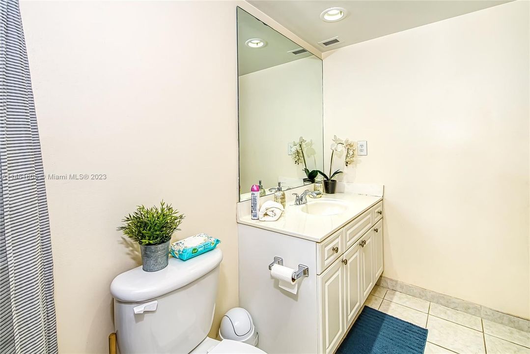 Recently Rented: $2,200 (1 beds, 1 baths, 1005 Square Feet)