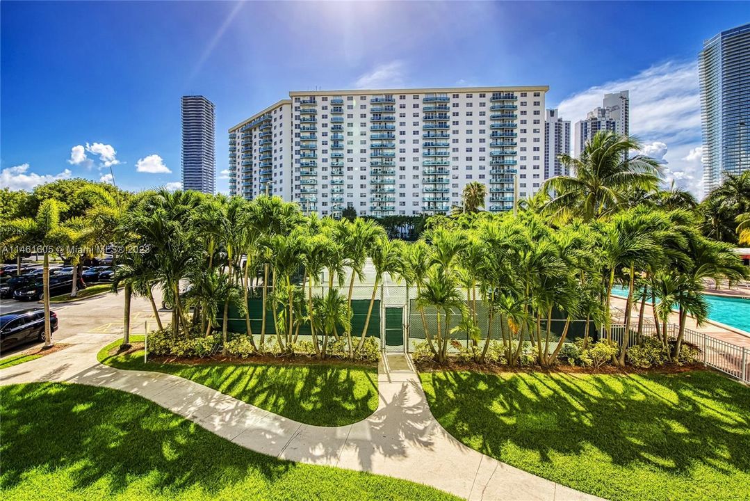 Recently Rented: $2,200 (1 beds, 1 baths, 1005 Square Feet)