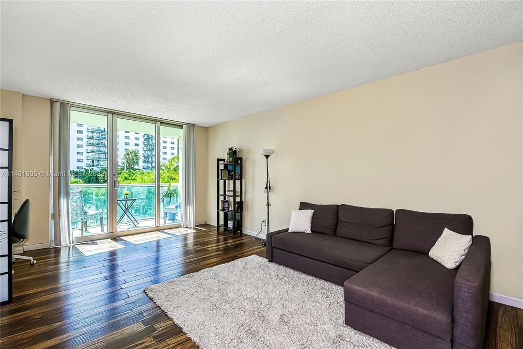 Recently Rented: $2,200 (1 beds, 1 baths, 1005 Square Feet)