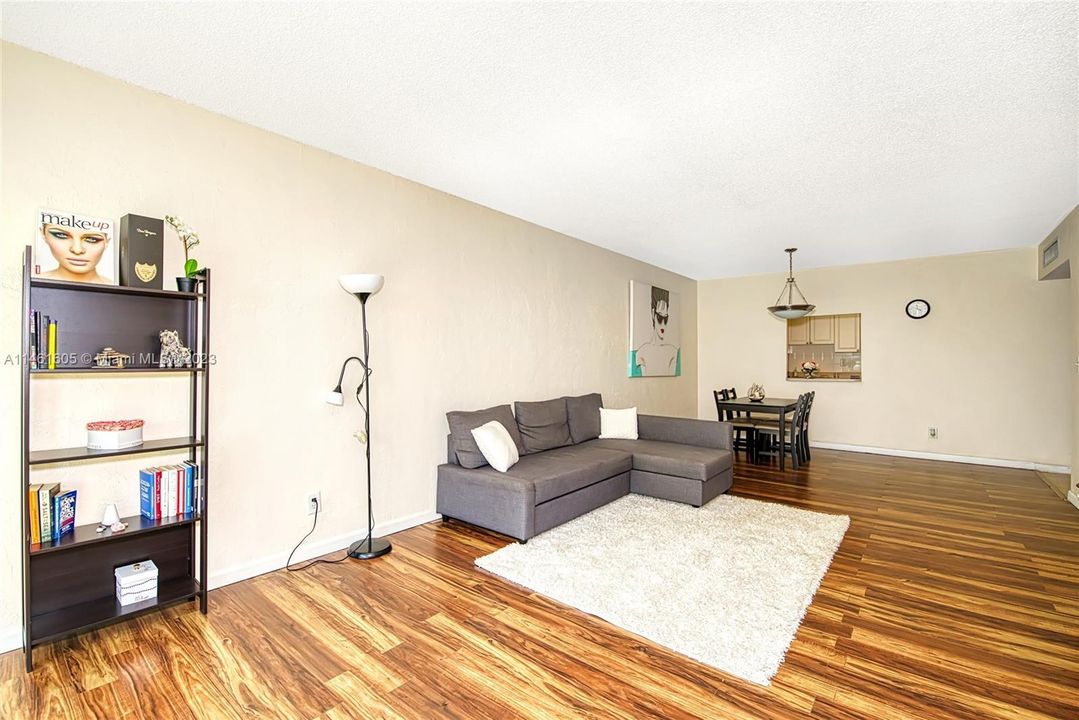 Recently Rented: $2,200 (1 beds, 1 baths, 1005 Square Feet)