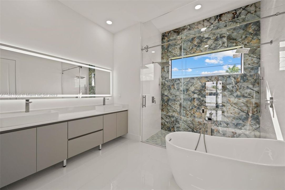 Recently Sold: $649,999 (4 beds, 3 baths, 1962 Square Feet)