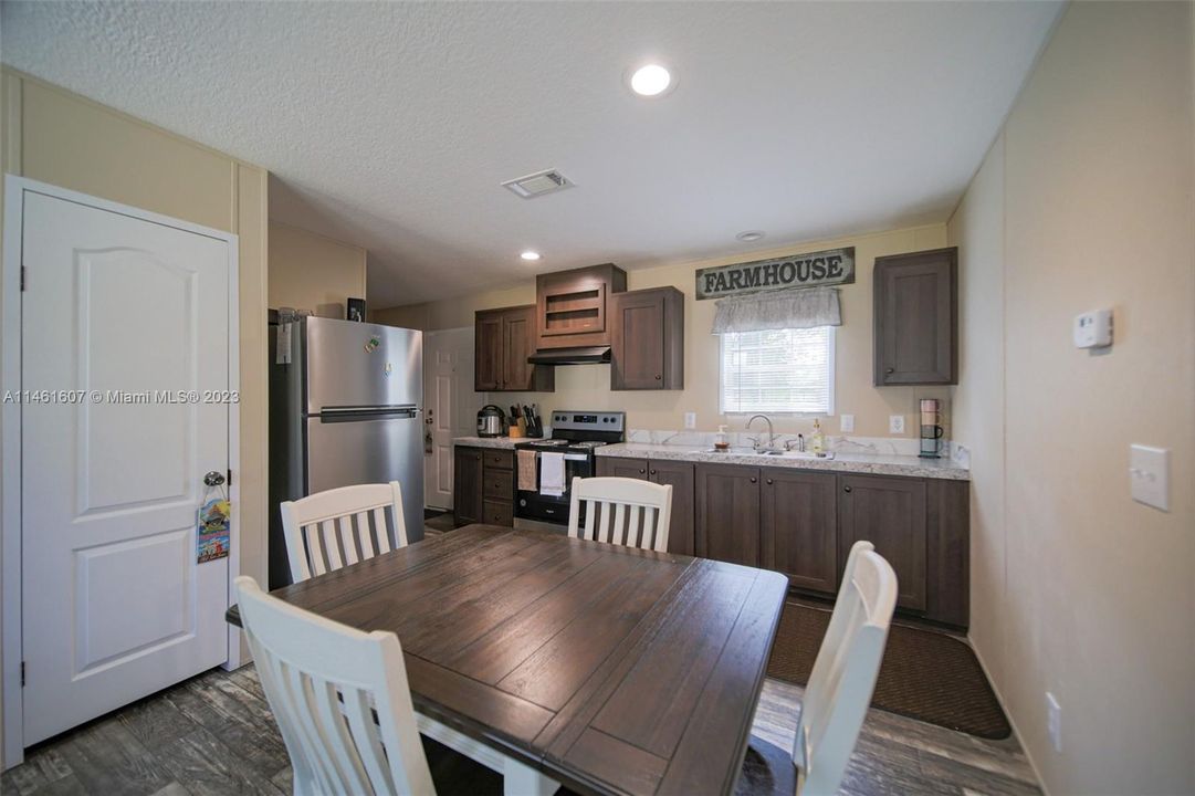 Vendido Recientemente: $220,000 (3 camas, 2 baños, 960 Pies cuadrados)